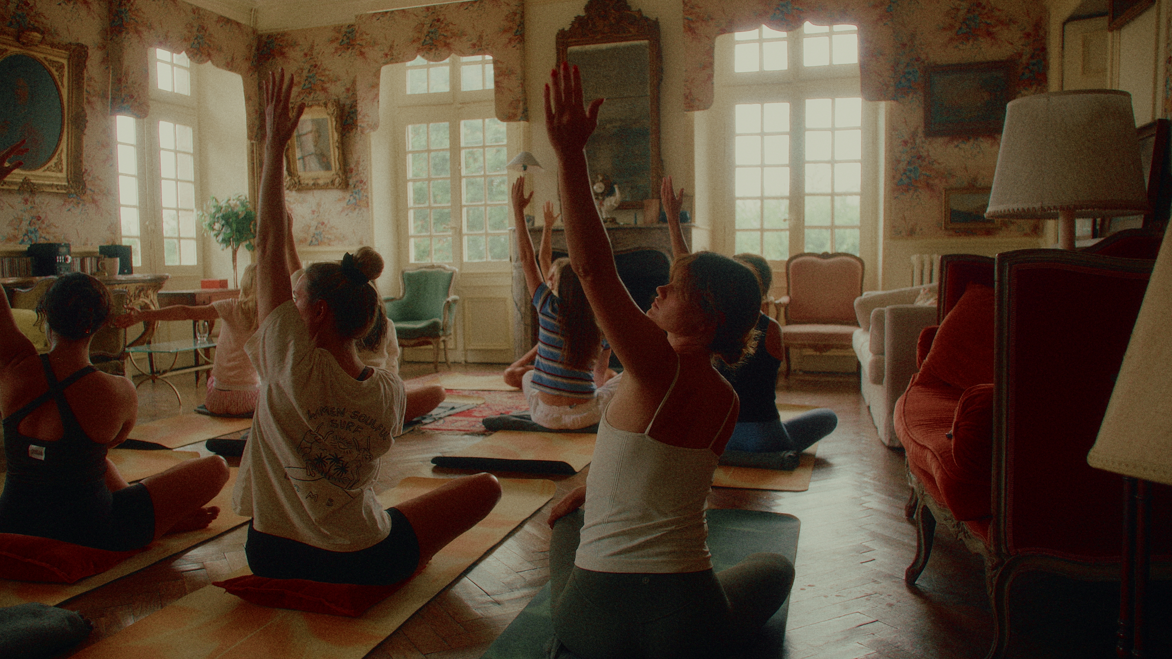 Grupp utövar yoga