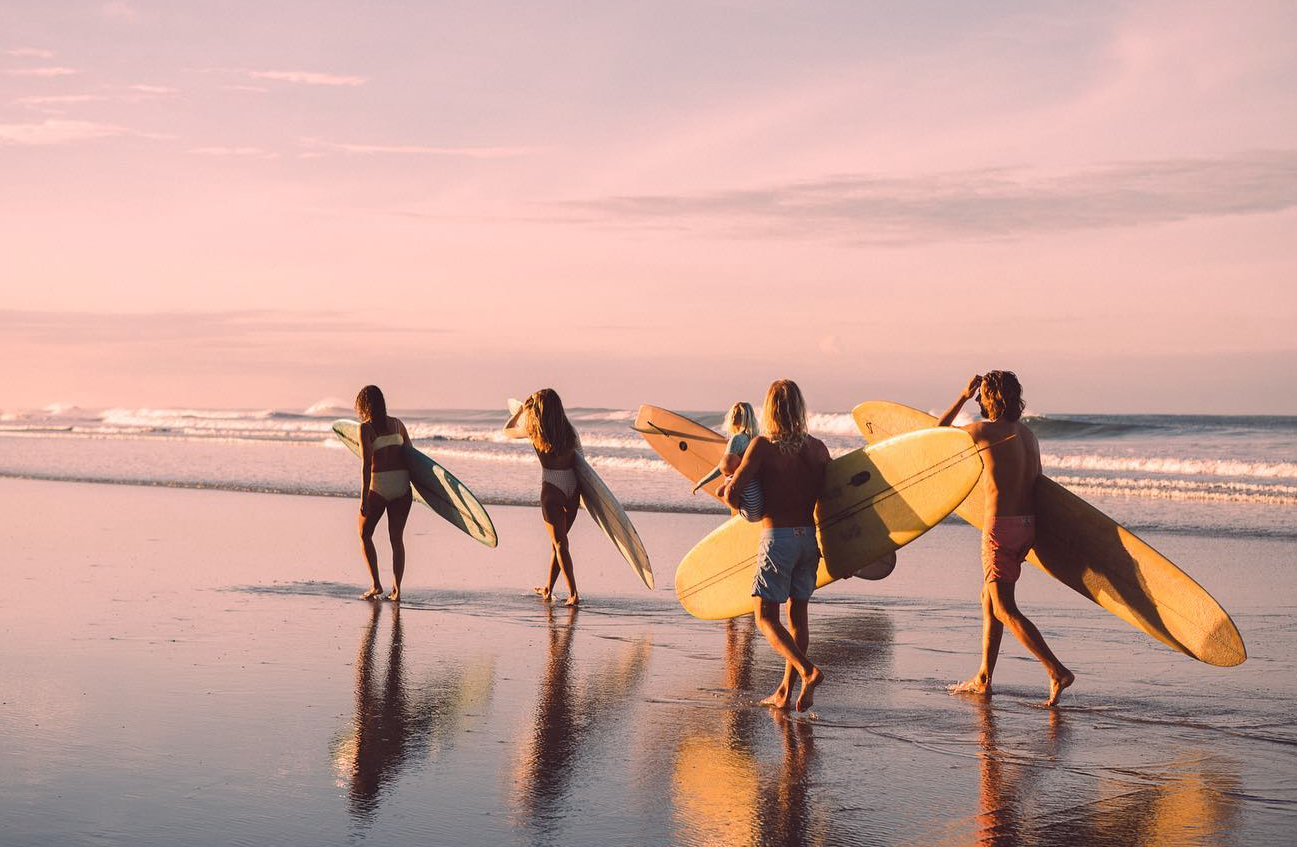Surfare på strand