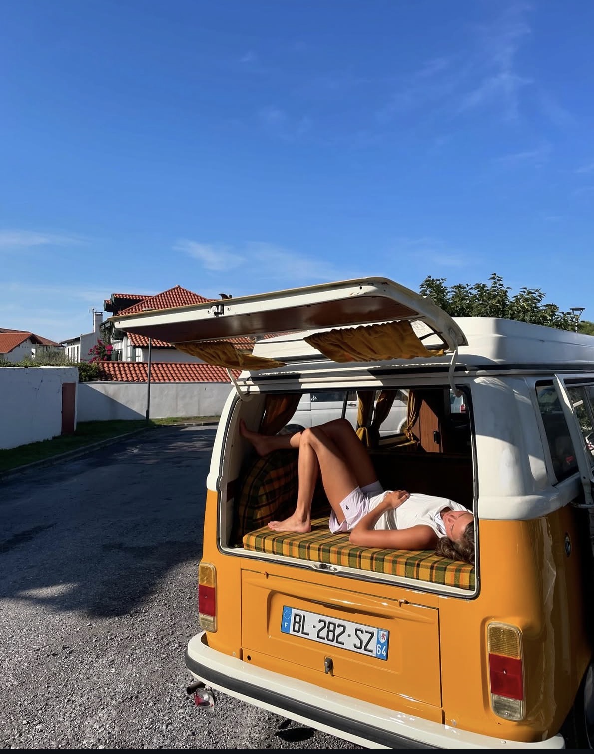Surfare tar en tuplur i en campingbuss